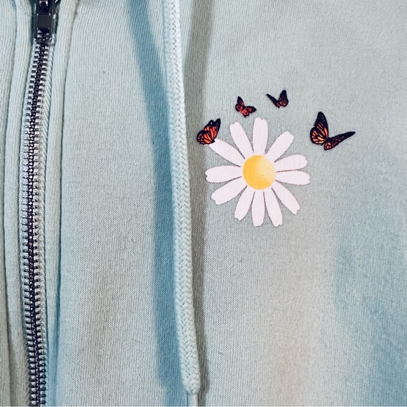 ❤️ $10 Flash Sale Faded Rose Daisy Print Cropped Hoodie - Picture 3 of 9